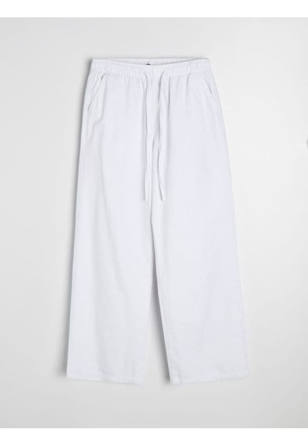 Sinsay - Jeansy joggery wide leg - biały. Kolor: biały