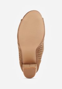 Born2be - Ciemnobeżowe Ażurowe Sandały Vices na Obcasie Felileva. Okazja: na spotkanie biznesowe. Nosek buta: otwarty. Kolor: beżowy. Wzór: ażurowy. Sezon: lato. Obcas: na obcasie. Styl: klasyczny, biznesowy. Wysokość obcasa: średni #2