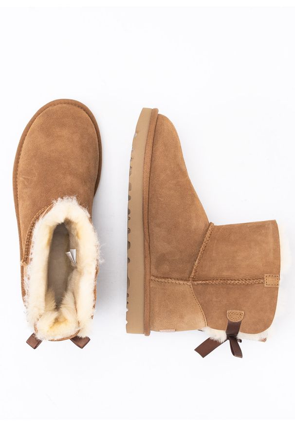 Ugg - Buty zimowe damskie UGG W Mini Bailey Bow II (1016501-CHE). Okazja: na plażę. Kolor: brązowy. Materiał: materiał. Sezon: zima. Styl: młodzieżowy
