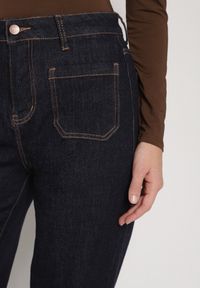 Born2be - Granatowe Jeansy z Bawełną o Szerokim Kroju z Wysokim Stanem i Ozdobnymi Kieszeniami Adelsala. Okazja: na co dzień. Stan: podwyższony. Kolor: niebieski. Styl: casual, klasyczny, rockowy, elegancki #8