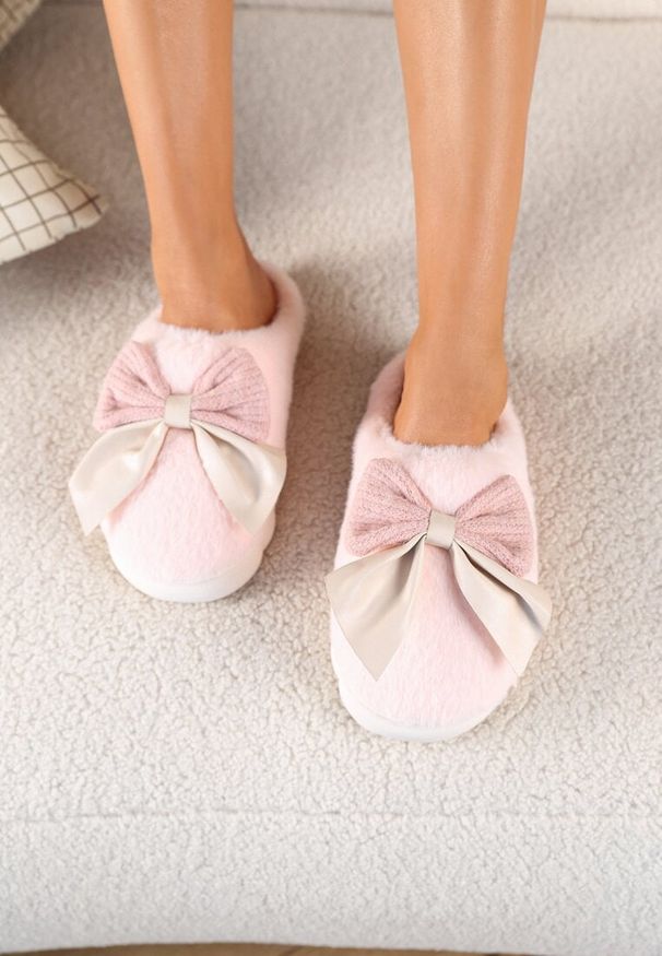 Born2be - Różowe Kapcie z Futerkiem i Ozdobną Kokardką Naolise. Okazja: do domu. Kolor: różowy. Materiał: futro