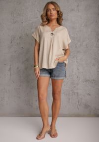 Renee - Beżowa Bluzka z Lnem i Wiskozą o Nietoperzowym Kroju z Krótkim Rękawem Herira. Okazja: na co dzień. Typ kołnierza: dekolt w serek. Kolor: beżowy. Długość: krótkie. Wzór: aplikacja. Materiał: wiskoza, len. Długość rękawa: krótki rękaw. Sezon: lato. Styl: casual, elegancki #3