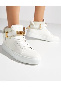 BUSCEMI - Białe skórzane sneakersy 100MM marki Buscemi. Wysokość cholewki: za kostkę. Kolor: biały. Materiał: skóra. Szerokość cholewki: normalna. Wzór: aplikacja