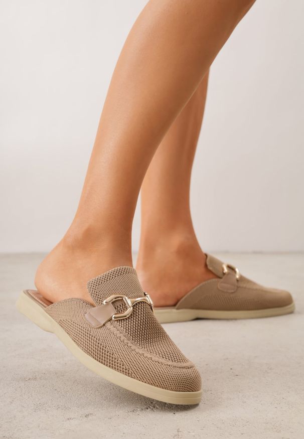 Renee - Ciemnobeżowe Klapki Mule Ozdobione Klamrą Peromela. Okazja: na co dzień. Kolor: beżowy. Materiał: dzianina. Wzór: aplikacja. Styl: elegancki, casual