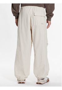 BDG Urban Outfitters Spodnie materiałowe 76522317 Écru Baggy Fit. Materiał: materiał