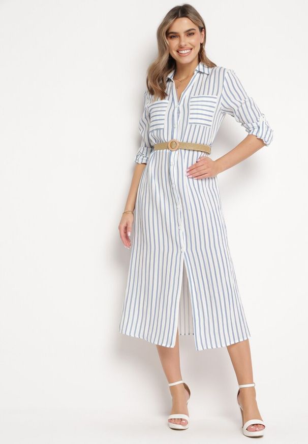 Born2be - Biało-Niebieska Jasna Sukienka Midi w Koszulowym Stylu z Lnem i Paskiem z Klamrą Egogia. Okazja: na co dzień. Kolor: biały. Materiał: len. Długość rękawa: długi rękaw. Wzór: aplikacja. Typ sukienki: koszulowe. Styl: casual, elegancki, klasyczny. Długość: midi