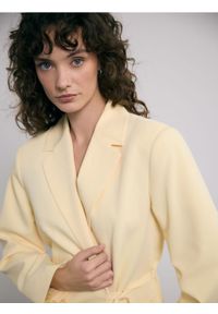 Reserved - Marynarka z wiązaniem - jasnożółty. Kolor: żółty. Materiał: tkanina, wiskoza