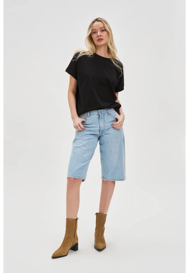 MOODO - Jeansowe bermudy jasnoniebieskie. Kolor: niebieski. Materiał: jeans