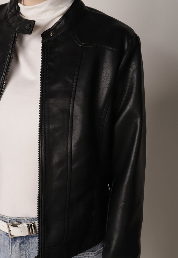 Born2be - Czarna Kurtka Ramoneska o Taliowanym Kroju ze Stójką Fezinia. Okazja: na co dzień. Typ kołnierza: kołnierzyk stójkowy. Kolor: czarny. Materiał: jeans, poliester. Styl: casual, elegancki