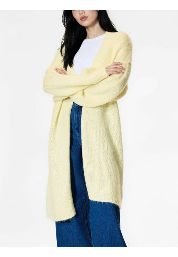 Reserved - Długi kardigan - jasnożółty. Kolor: żółty. Materiał: dzianina. Długość: długie