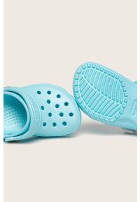 Crocs - Klapki dziecięce. Nosek buta: okrągły. Kolor: niebieski. Materiał: syntetyk, materiał, guma. Wzór: gładki #3