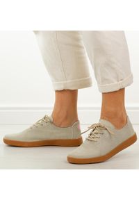 Beżowe skórzane półbuty damskie T.Sokolski w26-611. Okazja: na co dzień. Nosek buta: okrągły. Zapięcie: sznurówki. Kolor: beżowy. Materiał: zamsz, skóra. Szerokość cholewki: normalna. Sezon: wiosna, jesień, lato. Styl: casual, elegancki, klasyczny #1