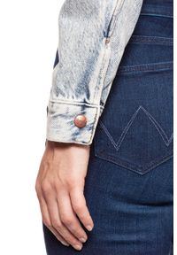 Wrangler - DAMSKA KURTKA JEANSOWA WRANGLER RETRO CROP JACKET WRAINBOW WASH W417RI24K 112128793. Materiał: jeans. Styl: retro #9