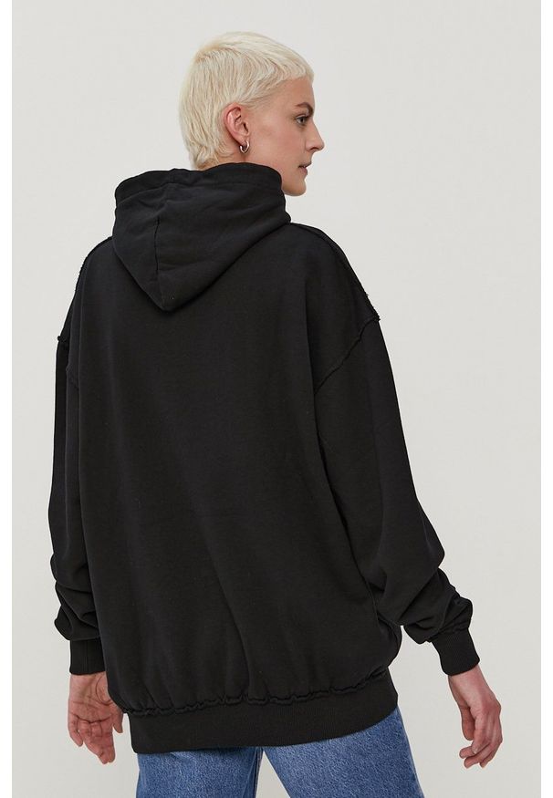 The Classy Issue Bluza bawełniana kolor czarny z kapturem z nadrukiem. Okazja: na co dzień. Typ kołnierza: kaptur. Kolor: czarny. Materiał: bawełna. Wzór: nadruk. Styl: casual