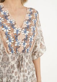 Born2be - Ciemnobeżowa Sukienka z Wiskozy w Ornamentalny Wzór z Szeroką Gumką w Pasie Tanissla. Okazja: do pracy, na spotkanie biznesowe, na co dzień, na randkę. Typ kołnierza: dekolt w kształcie V. Kolor: beżowy. Materiał: wiskoza. Długość rękawa: krótki rękaw. Sezon: wiosna, lato. Styl: klasyczny, casual, elegancki, biznesowy #7