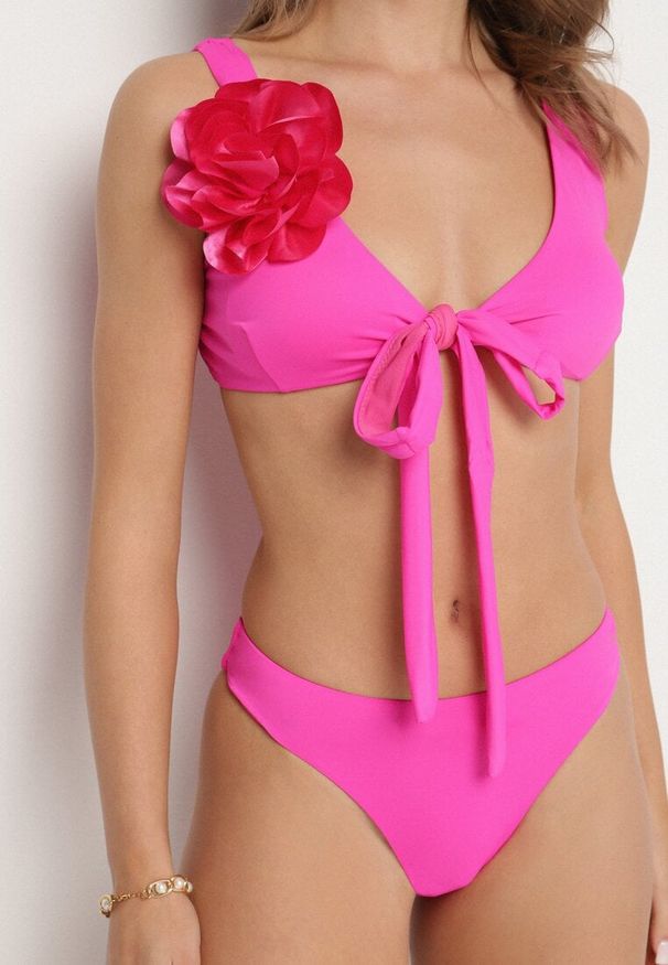 Born2be - Różowe Bikini Biustonosz z Odpinanym Kwiatem 3D Majtki Typu Figi i Siateczkowe Pareo Folane. Kolor: różowy. Wzór: kwiaty