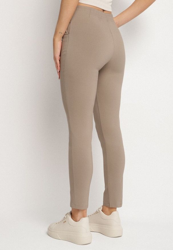 Born2be - Ciemnobeżowe Spodnie z Wiskozą i Wysokim Stanem Ozdobione Guzikami Noviselle. Okazja: na co dzień. Stan: podwyższony. Kolor: beżowy. Materiał: wiskoza. Wzór: aplikacja. Styl: casual, klasyczny