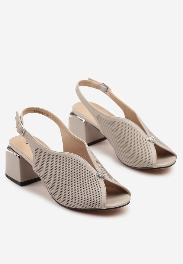 Renee - Brązowe Sandały ze Skórzaną Wkładką i Ażurową Cholewką z Cyrkonią Tanarienna. Okazja: na co dzień, na imprezę. Zapięcie: sprzączka. Kolor: brązowy. Materiał: skóra. Wzór: ażurowy. Sezon: lato. Obcas: na słupku. Styl: elegancki, casual