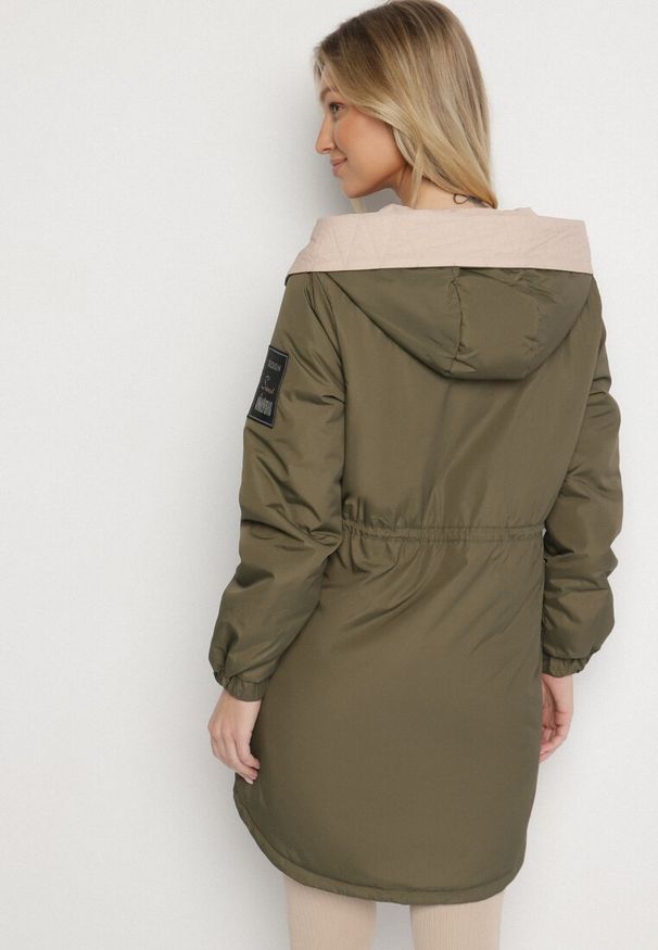Born2be - Ciemnozielona Kurtka Parka z Kapturem i Ściągaczem w Pasie Sizana. Okazja: na co dzień, na spacer. Typ kołnierza: kaptur. Kolor: zielony. Materiał: jeans. Styl: klasyczny, elegancki, casual