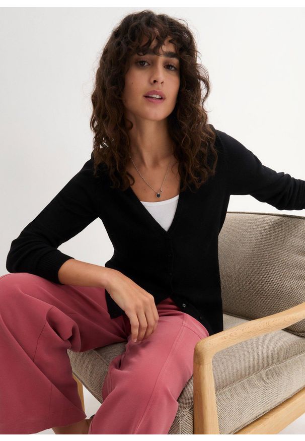 bonprix - Cienki kardigan z plisą guzikową. Okazja: na co dzień. Kolor: czarny. Materiał: dzianina, bawełna. Wzór: gładki, ze splotem. Styl: casual