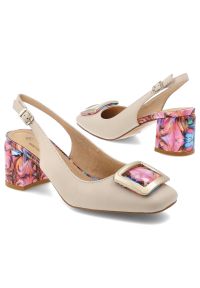 Czółenka damskie S.Barski, slingback ze skóry naturalnej z efektownym, kolorowym obcasem i ozdobną klamrą z regulowanym paskiem, beżowe, LZ61-2018. Okazja: na ślub cywilny, na wesele, na imprezę. Zapięcie: klamry. Kolor: beżowy. Materiał: skóra. Wzór: kolorowy. Obcas: na obcasie. Styl: elegancki. Wysokość obcasa: średni #2