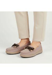 Mokasyny damskie Filippo, cholewka skóra naturalna zamszowa fason wsuwany ozdobna klamra na przodzie miękka linia noska stabilna podeszwa delikatnie. Zapięcie: klamry. Kolor: beżowy. Materiał: zamsz, skóra. Szerokość cholewki: normalna #1