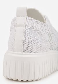 Born2be - Białe Ażurowe Sneakersy Vices na Grubej Podeszwie z Tłoczeniem Luminise. Okazja: na co dzień. Kolor: biały. Materiał: jeans. Szerokość cholewki: normalna. Wzór: ażurowy #7