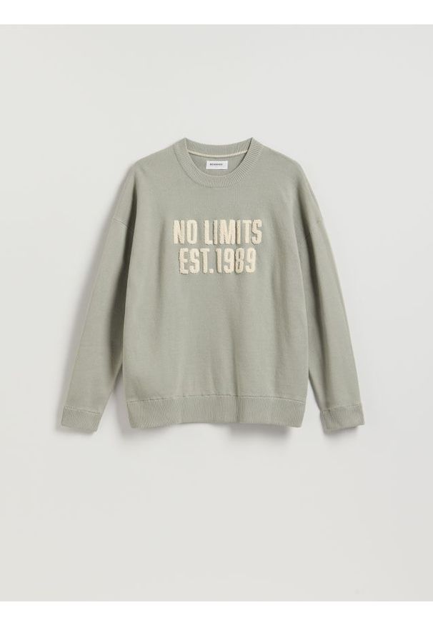 Reserved - Sweter z napisem - jasnozielony. Kolor: zielony. Materiał: bawełna, dzianina. Wzór: napisy