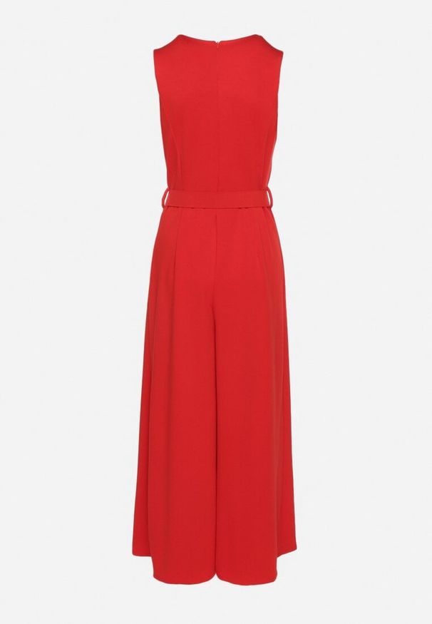 Born2be - Czerwony Taliowany Kombinezon z Wiskozą Ozdobiony Paskiem Ralinelle. Okazja: na imprezę. Kolor: czerwony. Materiał: wiskoza. Wzór: aplikacja. Styl: klasyczny, elegancki