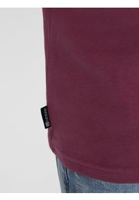 Ombre Clothing - Męski casualowy t-shirt z naszytą kieszonką - ciemnoróżowy V5 OM-TSCT-0109 - XXL. Okazja: na co dzień. Kolor: różowy. Materiał: jersey, skóra, materiał, bawełna, dzianina. Długość rękawa: krótki rękaw. Długość: krótkie. Wzór: aplikacja. Styl: casual