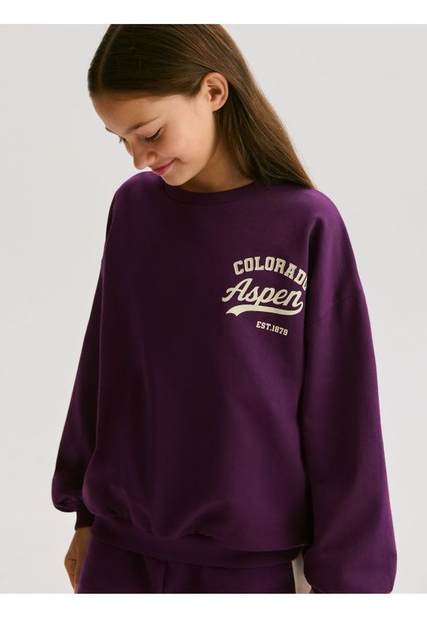 Reserved - Bawełniana koszulka z nadrukiem - ciemnofioletowy. Kolor: fioletowy. Materiał: bawełna. Wzór: nadruk