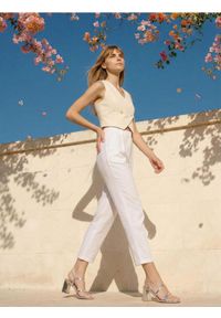 Sinsay - Eleganckie spodnie z zakładkami - kremowy. Kolor: kremowy. Styl: elegancki