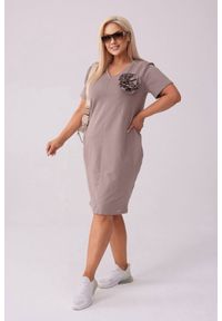 Moda Size Plus Iwanek - Sukienka Eloise w kolorze ciemnego beżu - Casualowa Elegancja PLUS SIZE XXL LATO. Okazja: na co dzień. Kolekcja: plus size. Kolor: beżowy. Materiał: dresówka, tkanina, dzianina, bawełna, elastan. Wzór: kwiaty. Sezon: lato. Typ sukienki: dla puszystych. Styl: casual