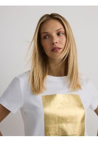 Reserved - T-shirt z metalicznym nadrukiem - biały. Kolor: biały. Materiał: dzianina, bawełna. Wzór: nadruk #1