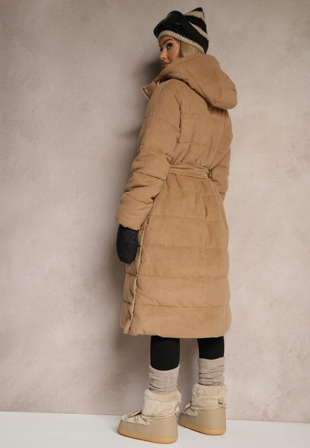 Renee - Beżowa Kurtka z Kapturem Paskiem i Rozcięciami na Napy Zdobiona Pikowanymi Przeszyciami Semandira. Okazja: na co dzień. Typ kołnierza: kaptur. Kolor: beżowy. Długość: długie. Wzór: aplikacja. Styl: casual, elegancki