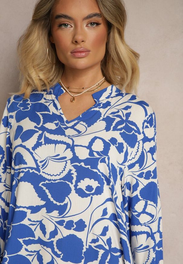 Renee - Granatowa Pudełkowa Sukienka z Wiskozy w Kwiatowy Print Ridielia. Okazja: na co dzień. Typ kołnierza: dekolt w kształcie V. Kolor: niebieski. Materiał: wiskoza. Wzór: nadruk, kwiaty. Styl: casual, elegancki