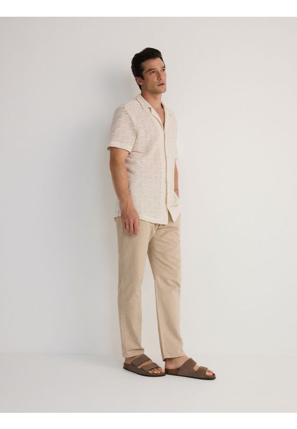Reserved - Spodnie chino regular z dodatkiem lnu - beżowy. Kolor: beżowy. Materiał: len