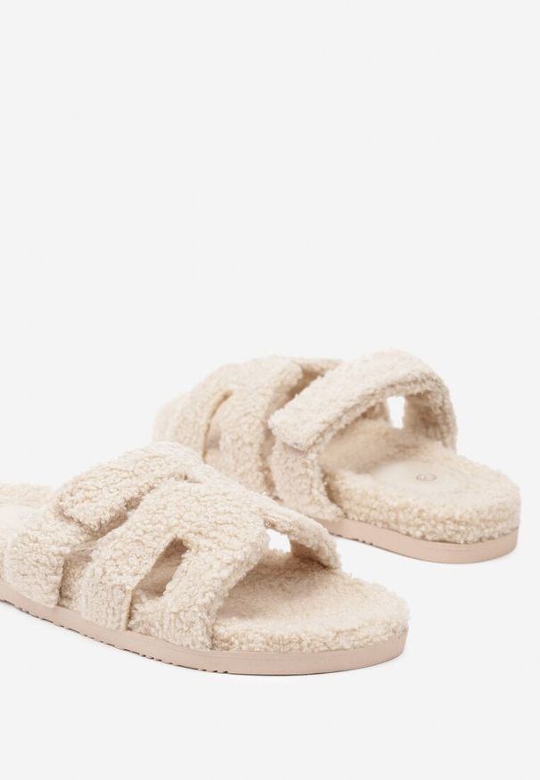 Born2be - Beżowe Futerkowe Klapki na Płaskiej Podeszwie Toririna. Okazja: na co dzień. Kolor: beżowy. Materiał: len, futro, jeans. Obcas: na płaskiej podeszwie. Styl: glamour, elegancki, casual