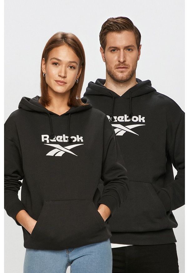 Reebok Classic - Bluza bawełniana. Typ kołnierza: kaptur. Kolor: czarny. Materiał: bawełna. Wzór: aplikacja