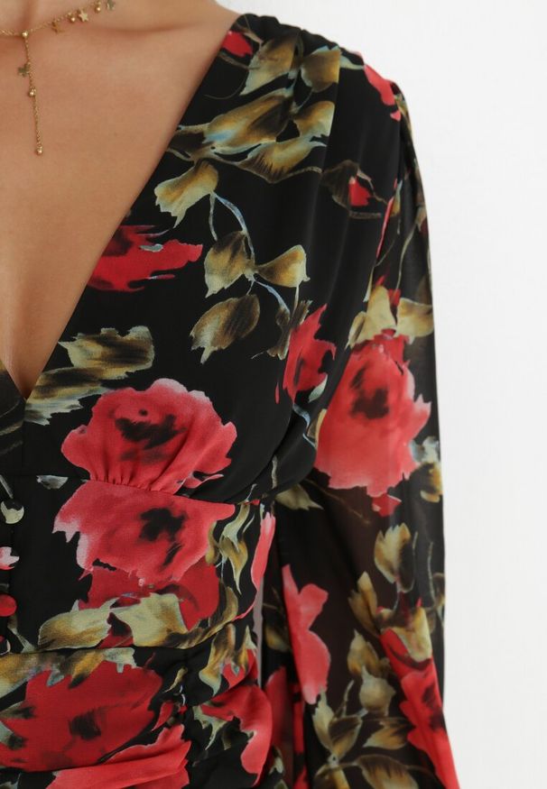 Born2be - Czarna Sukienka Dopasowana z Marszczeniem Kassissa. Kolor: czarny. Materiał: tkanina. Wzór: aplikacja, kwiaty. Styl: boho. Długość: mini