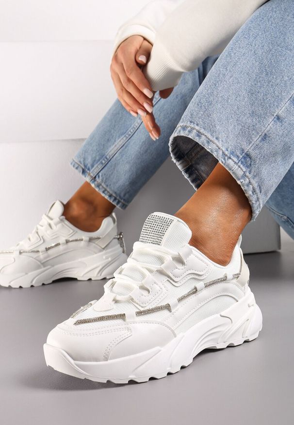 Renee - Białe Sneakersy z Ozdobnym Sznurkiem z Cyrkoniami Saerina. Kolor: biały. Szerokość cholewki: normalna
