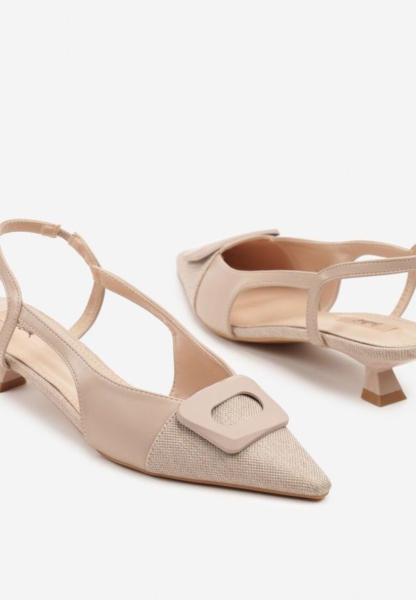 Renee - Beżowe Sandały na Kaczuszce Ozdobione Geometryczną Aplikacją Orriva. Okazja: na co dzień. Kolor: beżowy. Wzór: aplikacja, geometria. Obcas: na szpilce. Styl: casual, elegancki, klasyczny. Wysokość obcasa: średni