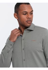 Ombre Clothing - Bawełniana męska koszula REGULAR z dzianiny single jersey - jasny khaki V4. Kolor: brązowy. Materiał: bawełna, jersey, dzianina. Wzór: haft, kolorowy