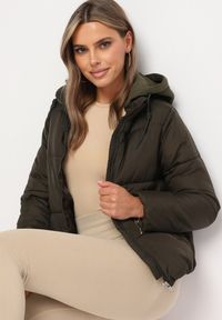 Born2be - Ciemnozielona Pikowana Kurtka z Kapturem Mivuna. Okazja: na co dzień. Typ kołnierza: kaptur. Kolor: zielony. Materiał: jeans. Długość: krótkie. Styl: casual #7