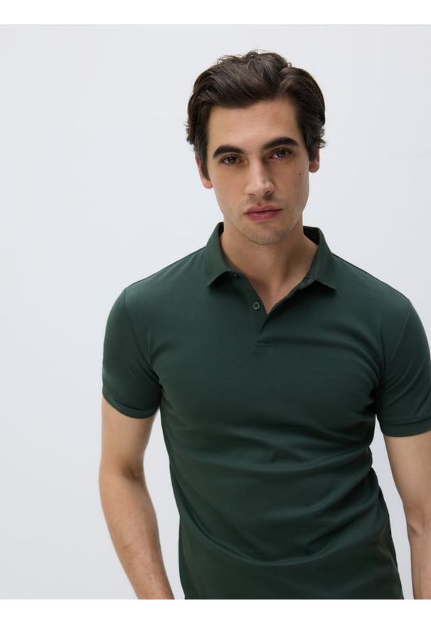 Reserved - Polo slim z bawełny pima - ciemnozielony. Typ kołnierza: polo. Kolor: zielony. Materiał: bawełna
