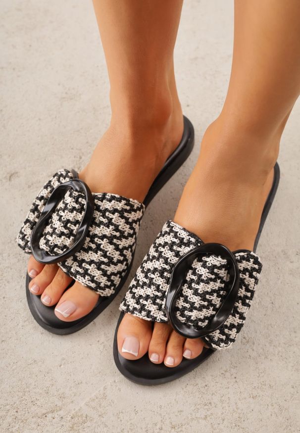 Renee - Czarne Klapki z Plecionką i Geometryczną Klamrą Nemornell. Okazja: na co dzień. Kolor: czarny. Materiał: len. Wzór: geometria. Sezon: lato. Styl: boho, casual, retro