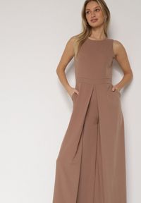 Born2be - Ciemnobeżowy Elegancki Kombinezon z Ozdobnymi Zakładkami Zellysha. Okazja: na co dzień, na spotkanie biznesowe. Kolor: beżowy. Wzór: aplikacja. Styl: elegancki #7