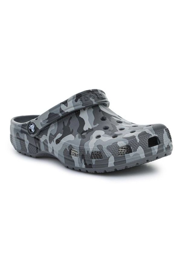 Klapki Crocs Classic Printed Camo Clog M 206454-0IE czarne. Okazja: na plażę, na co dzień. Kolor: czarny. Materiał: syntetyk. Wzór: moro. Styl: klasyczny, militarny, casual