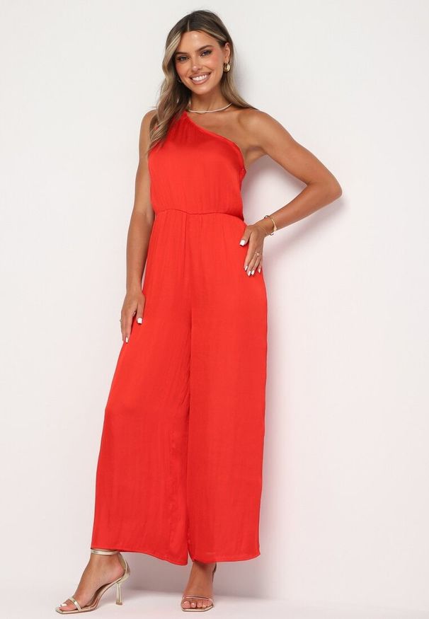 Born2be - Czerwony Asymetryczny Kombinezon Koktajlowy z Gumką w Talii z Szerokimi Nogawkami Vimorikas. Kolor: czerwony. Styl: wizytowy