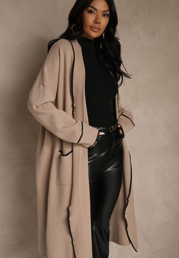 Renee - Beżowy Niezapinany Kardigan o Długim Kroju z Lamówką Venisse. Okazja: na co dzień. Kolor: beżowy. Materiał: jeans. Długość: długie. Styl: casual, klasyczny